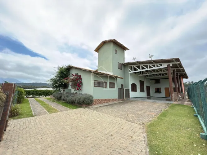 CASA EM PEDRA AZUL