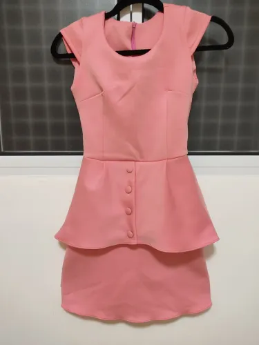 Vestido neoprene peplum