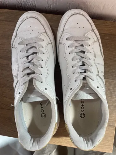 Tênis Casual Feminino Constance - Branco com Detalhes Dourados