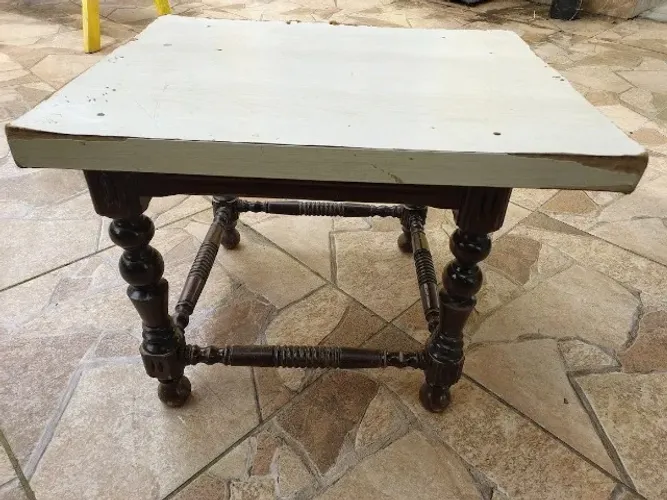 Mesinha de centro torneada vintage. Sugiro substitui a tábua por granito, mármore ou vidro