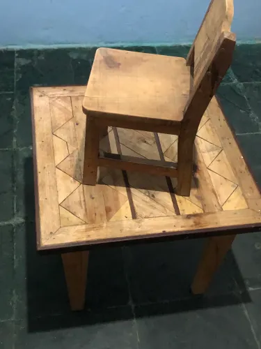 Mesa e cadeira infantil de madeira 
