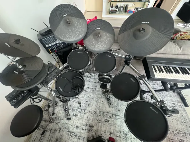 Bateria Alesis DM10 MKII Pro Expandida | 6 Pratos Originais + Pedais Premier