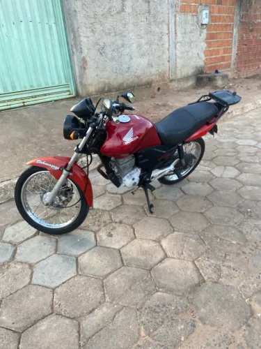 Moto boa para pessoas exigentes, poucas marcas de uso 