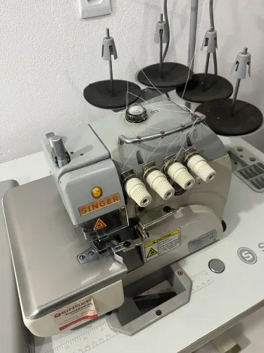 Máquina Overlock Industrial Singer 4 Fios