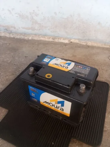 Vendo bateria Moura semi nova 60 am excelente estado.