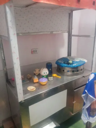 Vendo uma carroça de inox semi nova estou vendendo porque vou viajar
