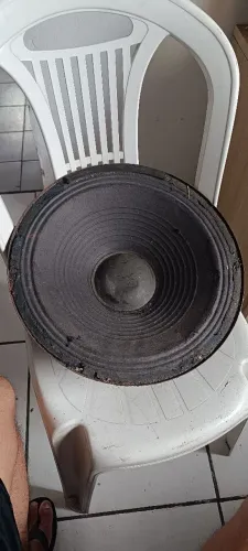 Alto falante de aproximadamente de 12 a 15 polegadas ,funcionando
