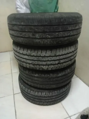 Vendo 4 aro com pneu meia vida 205/65/15 do ecosport com Carlota original 