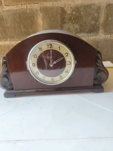 Relógio antigo de mesa marca UM