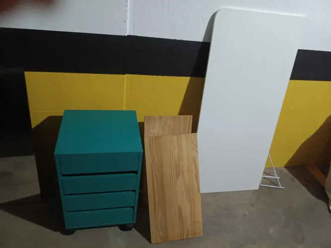 vendo mesa de cabeceira, e prateleiras com mão francesa e mesa de estudo com mão francesa.