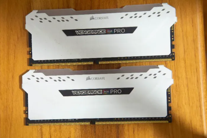 Memória RAM DDR4 - CORSAIR VENGEANCE RGB PRO - 16GB (2x8GB)