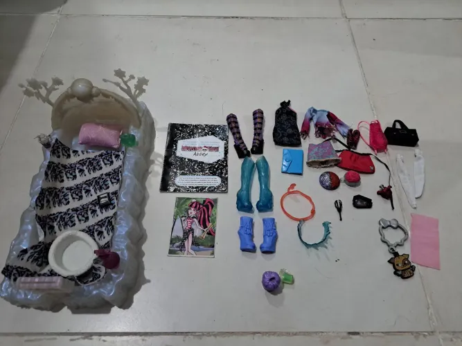 Lote acessórios Monster high + cama da Abbey completa 