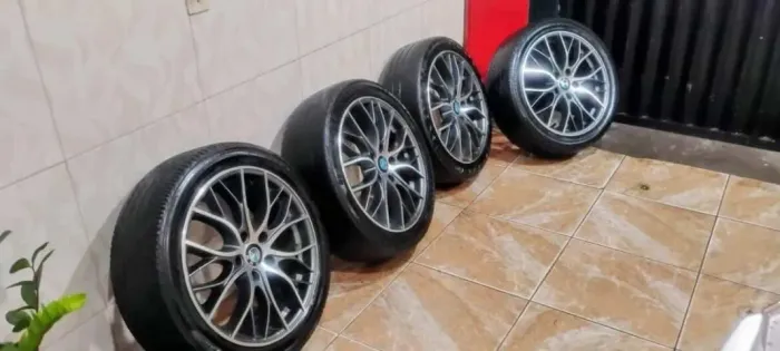? Jogo de Rodas BMW Aro 18 + Pneus Meia Vida ?