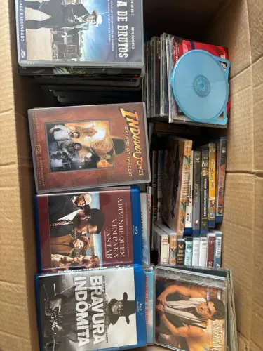 2 lote de DVD,CDS com diversidade de filmes e musicas com o aparelho dvd.