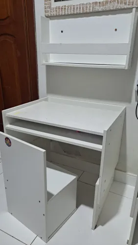 Escrivaninha infantil com regulagem de altura e estante de livros