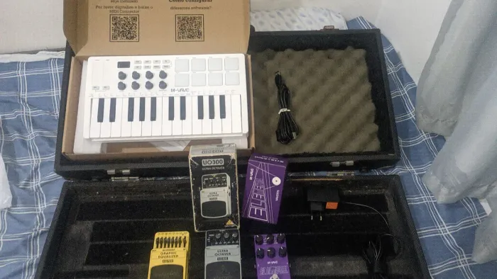 Desapego de pedais e itens de música.