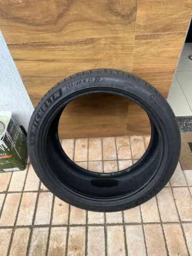 PNEU 255/40 R21