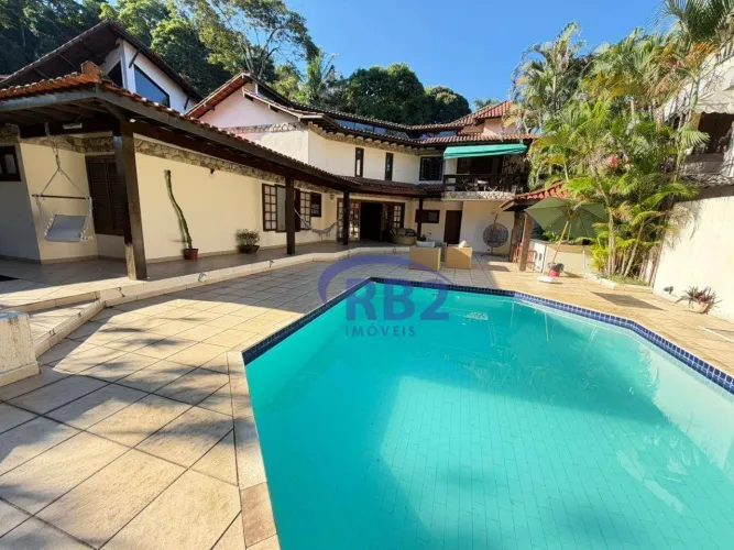 Casa de 4 quartos com 2 suítes e 2 vagas