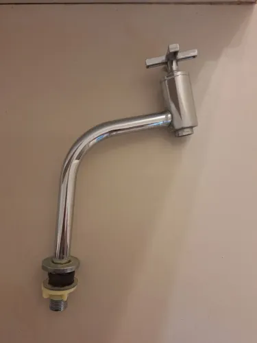 Torneira de pia cromada / Lavabo ou Banheiro