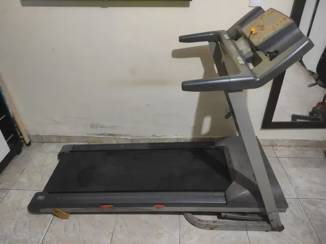 Esteira Athletic Advanced 520EE em perfeito funcionamento.