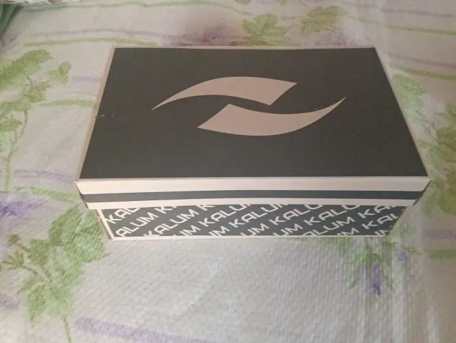Vendo um tênis novo na caixa marca Kalum