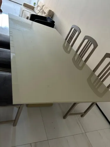 Vendo conjunto de mesa e seis cadeiras de jantar. Super nova