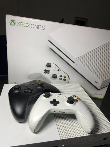 XBOX ONE S 1Tb - 2 controles (JOÃO PESSOA E REGIÃO)