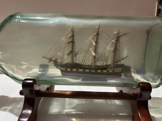 miniatura de navio dentro de uma garrafa