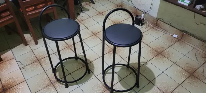 Par de Banquetas Médias Pretas com Encosto - Perfeito Estado