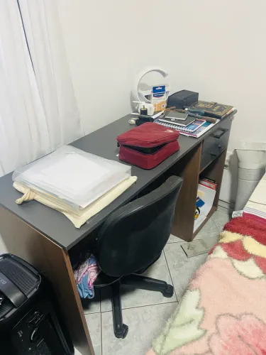 Mesa e cadeira giratória 