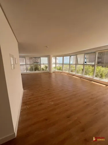 Sala Comercial Moderna com Vista para o Mar