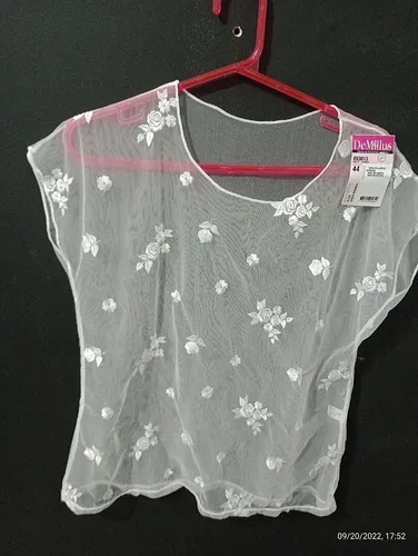 Blusa básica bordada. Nova com etiqueta.Tamanho 44