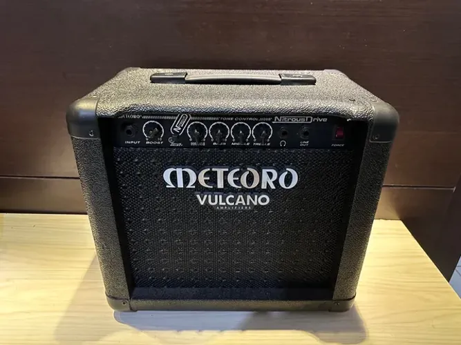 Caixa de guitarra meteoro vulcano 20w zerada