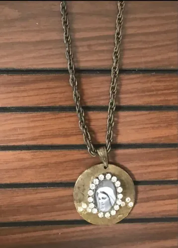 Colar de corrente com pingente redondo nossa senhora