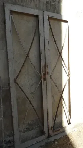 Vendo porta de aço dupla pesada e muito resistente material antigo de excelente qualidade