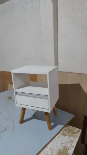 Mesa de Cabeceira com Gaveta e Prateleira