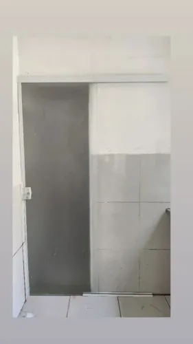 Porta de correr,no vidro incolor com película jateada