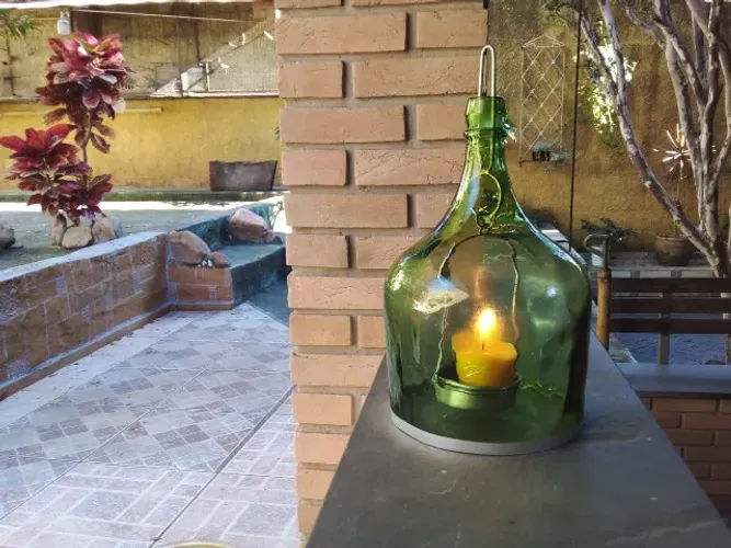 Luminária de garrafão: Uso decorativo em mesa ou pendente