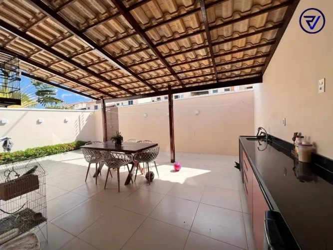 CASA AMPLA COM 4 QUARTOS, 3 SUITES E DECK