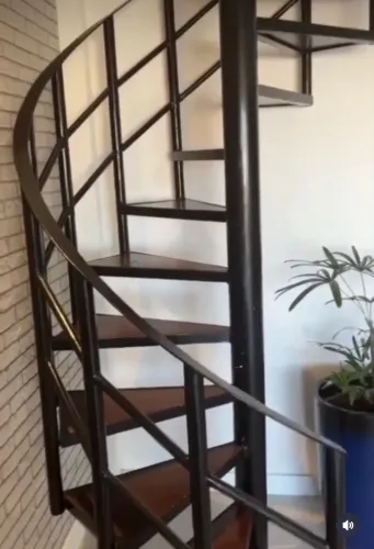 Escada redonda em aço fabricada sobre medida. 