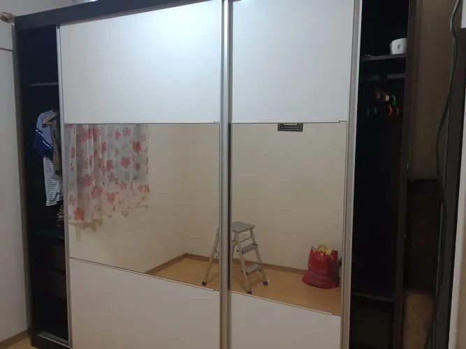 Guarda-Roupa Moderno com Espelho e Amplo Espaço