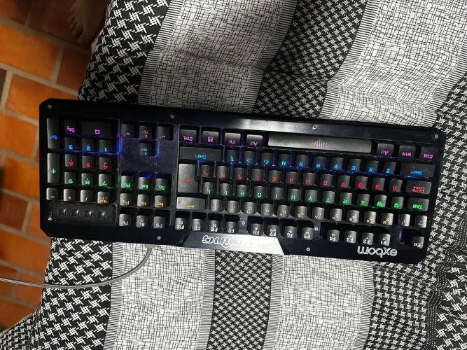 Teclado Gamer Exbom com Iluminação RGB