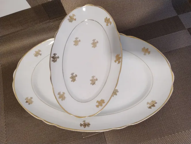 Jogo de baixelas em porcelana com detalhes em dourado