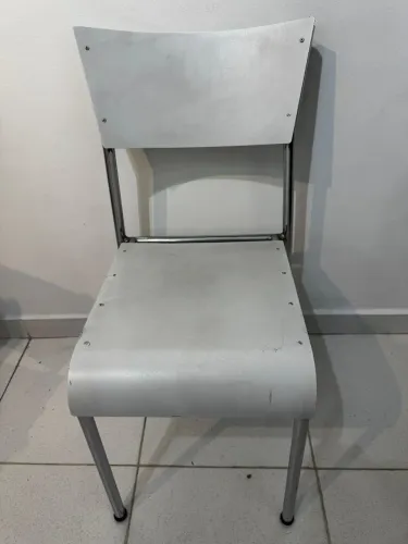 Cadeira Branca em metal