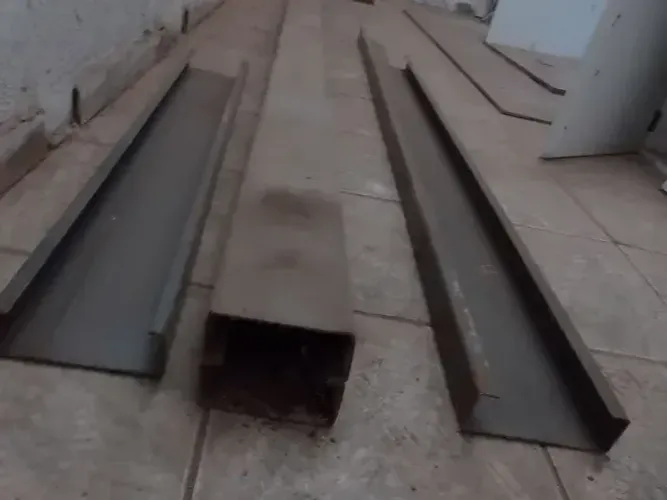3 perfils de aço, um com 2,5 m, outro com 2 m e outro com 1 metros.