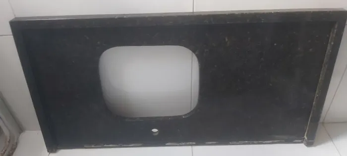 Vendo balcão de granito verde Ubatuba  1120 Largura  X 570 profundidade sem a cuba 