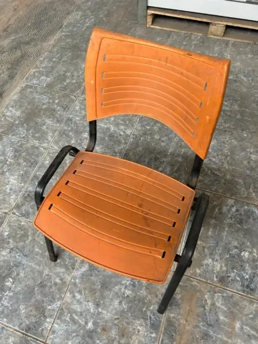 Cadeira confortável de metal e plástico