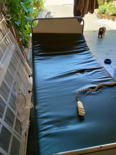 Cama hospitalar motorizada