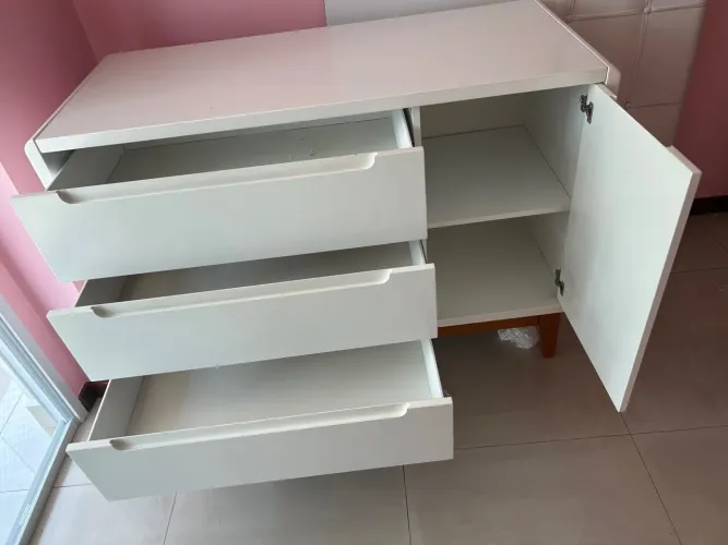 Cômoda Branca com Gavetas e Armário
