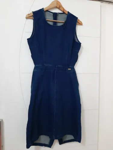 vestido jeans com decote nas costas e bolsos com elastano